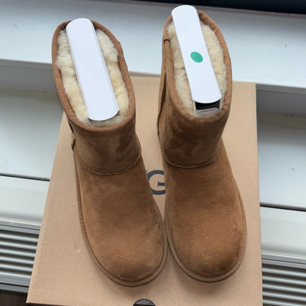 WORN ONCE GIRL CLASSIC CHESTNUT UGG BOOTS